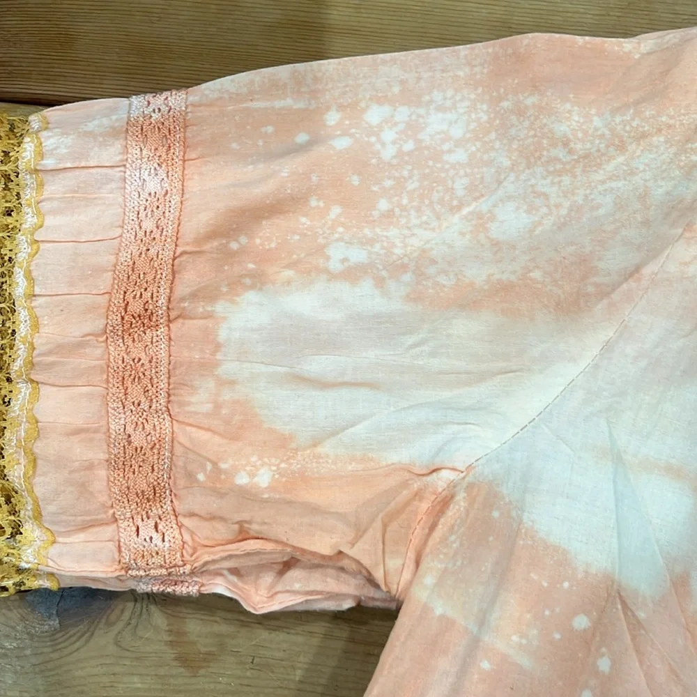 A Rare Bird Women's Boutique Peach and White Button-Up Top - Picture 11 of 11